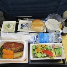 プレミアエコノミー昼食