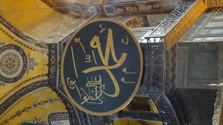 巨大な外観、荘厳な雰囲気の博物館です！