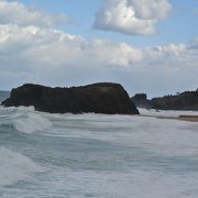 綺麗な海岸に巨大な岩！