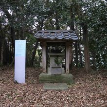 小さな、小さな祠