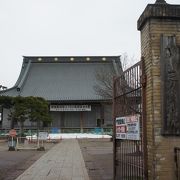 ひと際大きな伽藍の寺院