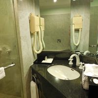 左に風呂、洗面台は斜めに設置、やや狭い