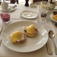 プールサイドで朝ご飯です。