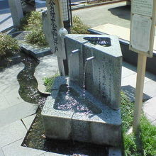 井戸のそばに座れるベンチもあります。