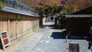 古い石畳と開けた空のある京都らしい風情漂う道