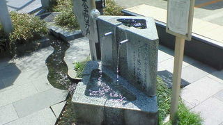 松本城へ行く途中にある涼しげな井戸