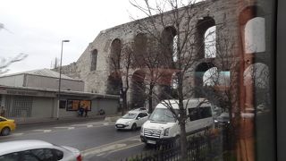 アタチュルク大通りに架かっています！