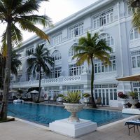 プールサイドから見るホテルの建物が美しいです