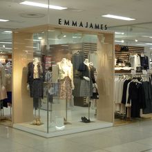 綺麗なスーツが店頭に