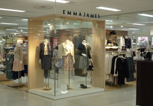 綺麗なシルエットと色合いの洋服が