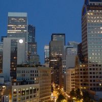 美しいシアトルの夜の街並を眺められます