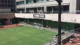 オフィスビルに囲まれたいこいの広場