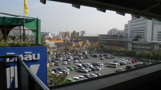 近くに大きな寺院がある