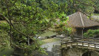 弁財天堂に渡る橋も有名