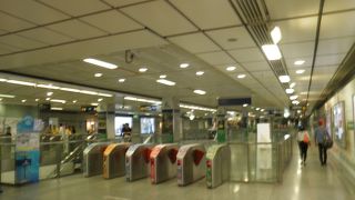 終点のフアラポーンの一つ手前の駅