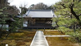 山門からでもよく手入れの行き届いた境内はよく見えます