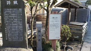 小町通りの鶴岡八幡宮側の出口のすぐ脇