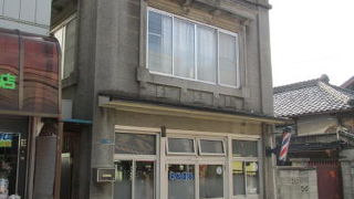 木造建築の表面を洋風建築にした看板建築が並ぶ街並みが映画のセットようです。