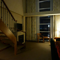 階段を上るとベッドルームとバスルーム