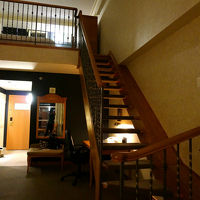 左にソファとダイニングテーブル。クローゼット、冷蔵庫