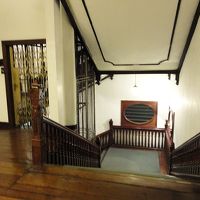 大きな階段か階段横のエレベータで移動できます。