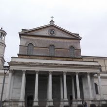 地下鉄からだと、教会の側面が見えます。