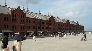 たくさんのショップが詰まった建物