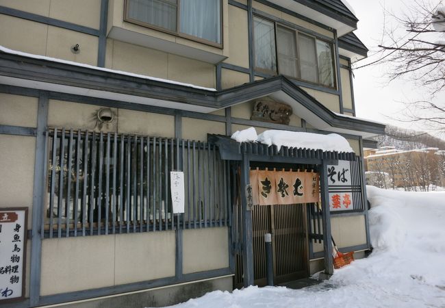 定山渓大橋のたもとにある昭和２年創業の蕎麦屋