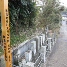 文化財の石物群。この参道に紫陽花咲く