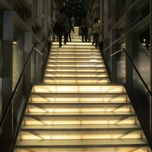 館内は階段まで現代風になっていましたが…