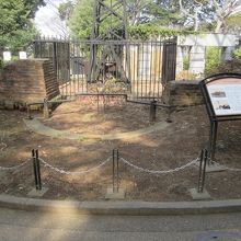 こちらは、かつての水汲み用風車の遺構です