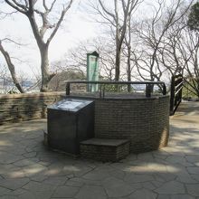 「フランス山」の端には井戸の遺構もありました