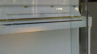 白いグランドピアノが目印ですね。