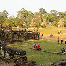 象のテラス前の広場。奥の林の中でクリアンに続きます