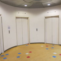 自動でドアが開く１階エレベーター