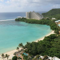 窓からはエメラルドグリーンの海が見えます