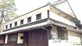 今橋の前にあるどっしりした家です!!