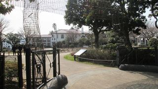 イギリス軍駐屯地跡に建つ「イギリス館」前にイギリス王室のバラ