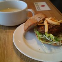 朝食のビュッフェにて。