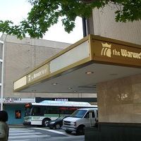 ホテル前に空港行のバス停がありました