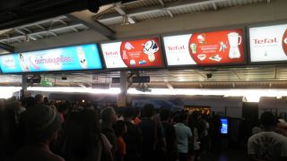 混雑するときはギューギュー並びます