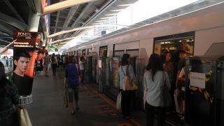 明るい感じの駅