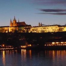 ライトアップされたプラハ城