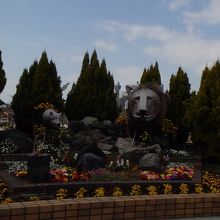 愛嬌のあるライオン像。すぐ左にちらっと通天閣。