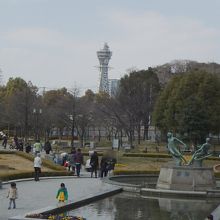 この池には通天閣が映ります。最近は、逆さハルカスもあるらしい