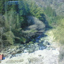 久大本線の列車からは渓谷のように流れる姿を見れます。