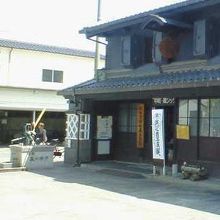 黒い「蔵シック館」の入口そばにある井戸です。