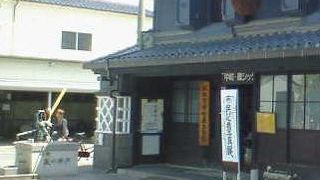 松本の蔵の町並みの中にある昔風の井戸