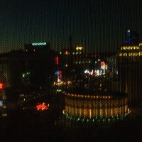 窓からシーザースの夜景ですが外の写真が邪魔になります。12月