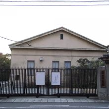 正面 (「閉館中」の看板)